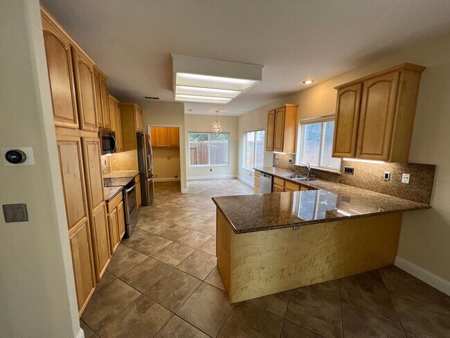 Building Photo - Gorgeous Private large lot in Rocklin!