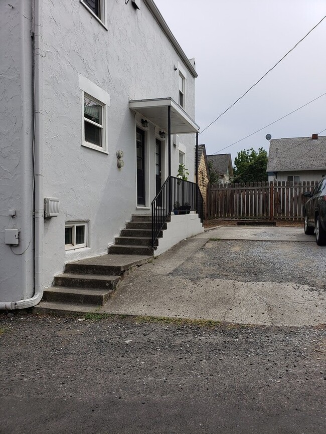 Building Photo - SPACIOUS DUPLEX