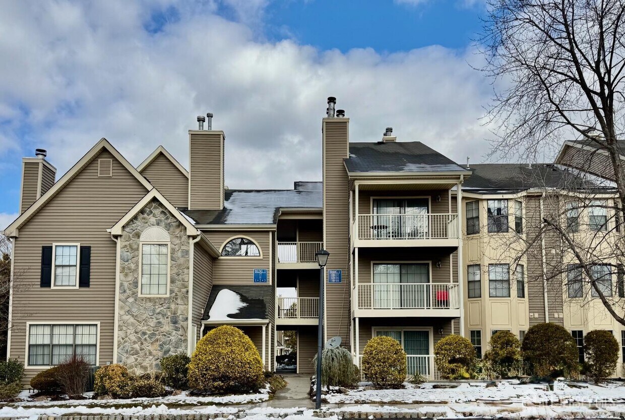 Primary Photo - 10 Lear Ct