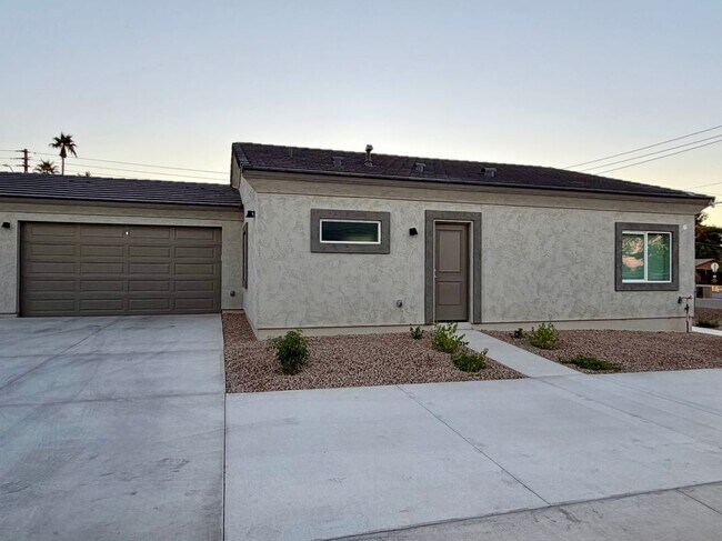 Building Photo - 1528 E Grovers Ave