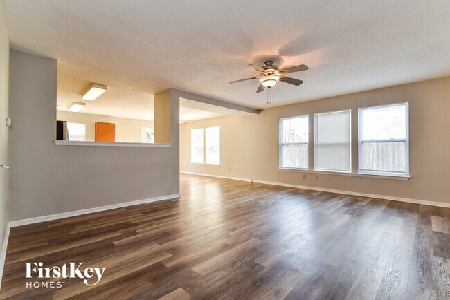 Foto del edificio - 8823 Youngs Creek Ln