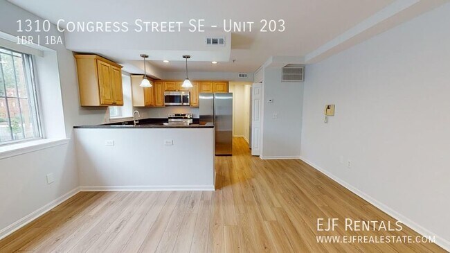Building Photo - Randle Heights Renovated & Gorgeous One Be...