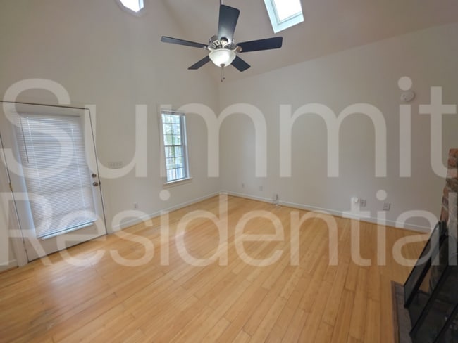 Building Photo - 910 Oakwood Ave
