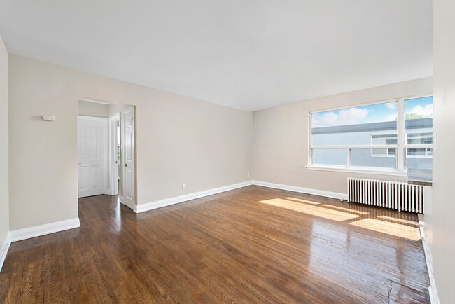 Building Photo - 12-26 Rosseau Rd