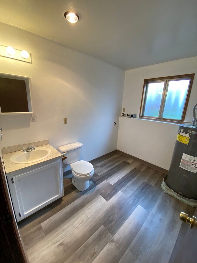 Building Photo - Newly Renovated 3 Bedroom, 1.5 Bath House ...