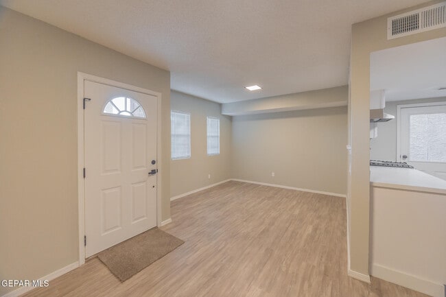 Building Photo - 11031 Oasis Dr