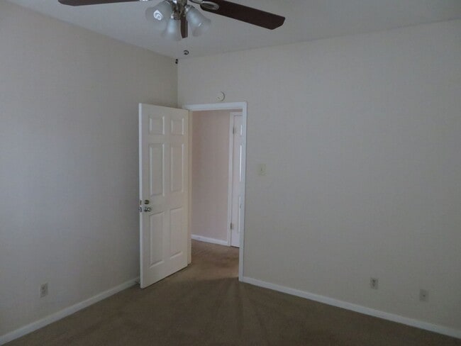 Building Photo - 1/1 Apartment Walking Distance to UT
