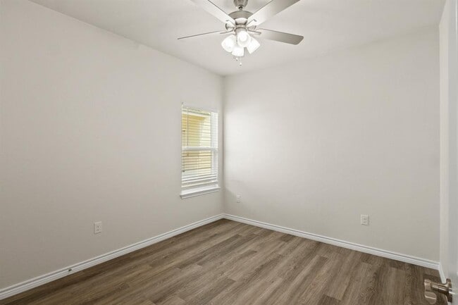Foto del edificio - 506 Whirlaway Dr