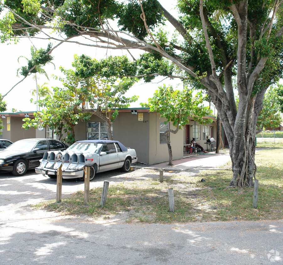 Primary Photo - 643-647 NW 15th Ter