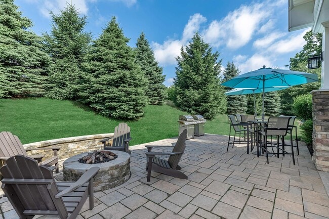 ENJOY THE BEAUTIFUL VIEWS BY THE FIREPIT - Vintage at the Grove fka Manchester Tolland