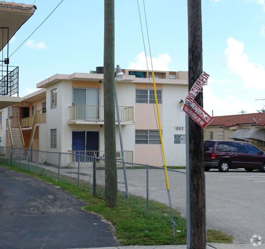 Building Photo - 207 SW 18th Ave