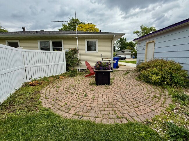 Building Photo - 933 Greenfield Ave