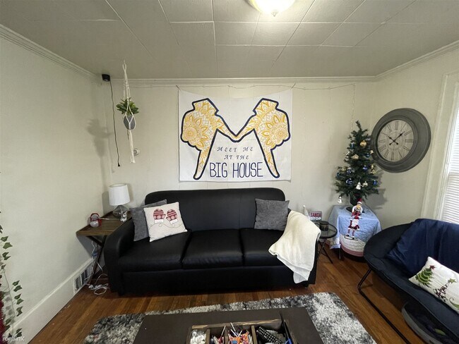 Foto del edificio - 5 br, 2 bath House - 932 Dewey Ave 932 Dewey