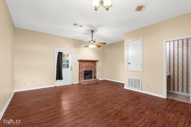 Building Photo - 2 Bedroom 2.5 Bath 2 Car Carport - town house