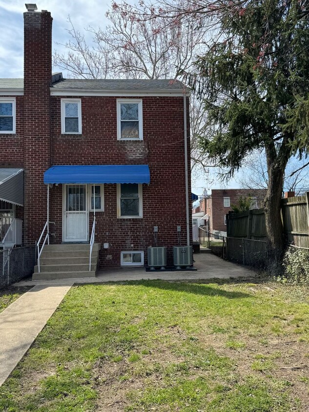 Primary Photo - Newly Renovated Three Bedroom/2 Bathroom H...