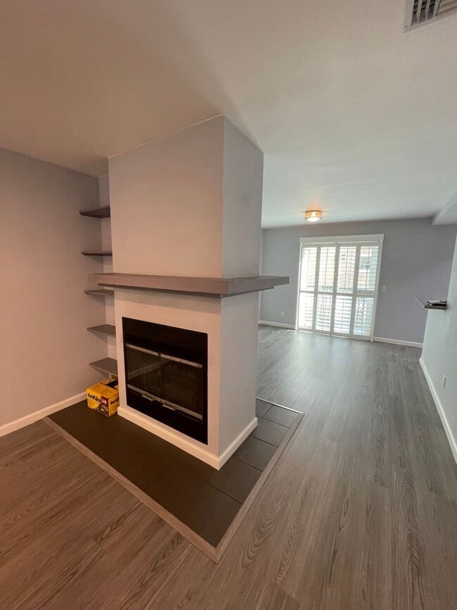 Building Photo - 2 Bedroom 2 1/2 Bath Townhouse w/2-Car Gar...