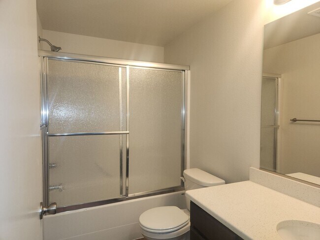 Foto del edificio - Fully Renovated Townhomes! Brand New Stain...