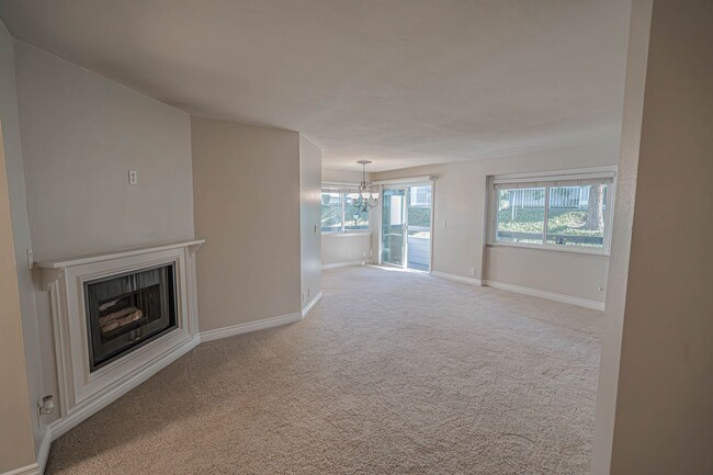 Building Photo - 2 Bedroom Condo for Rent in Canyon Country!