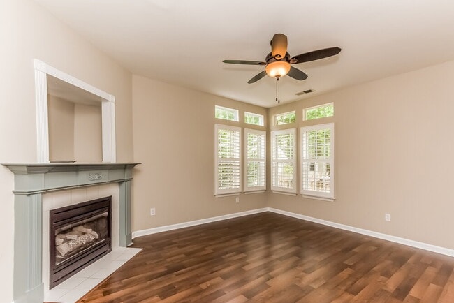 Building Photo - 332 Pinehurst Way