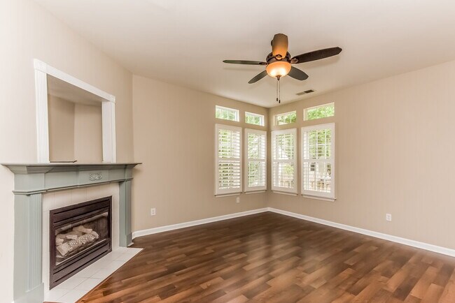 Foto del edificio - 332 Pinehurst Way