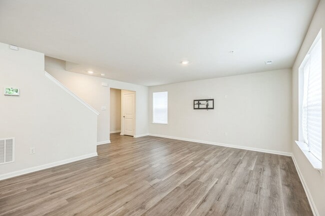 Foto del edificio - 322 Forest Edge Ave