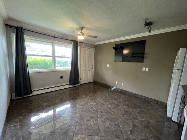 Building Photo - Cozy, ground floor condo for rent