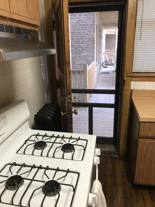 Foto del edificio - 2542 N Racine Ave