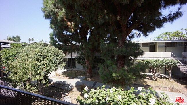 Foto del edificio - 11133 Rose Ave