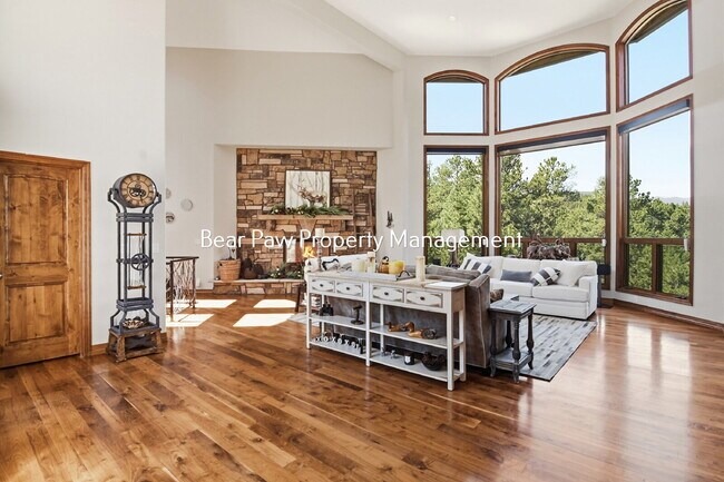 Foto del edificio - "Spacious 6-Bedroom Retreat with 7 Luxurious Bathrooms off Upper Bear Creek!"