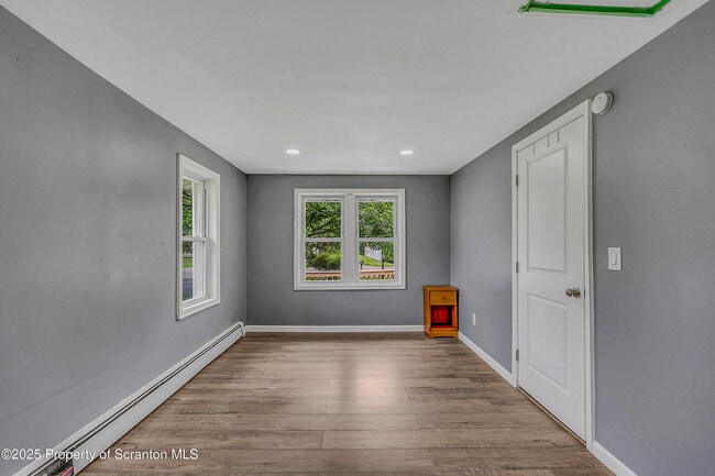 Building Photo - 664 Laurel Dr