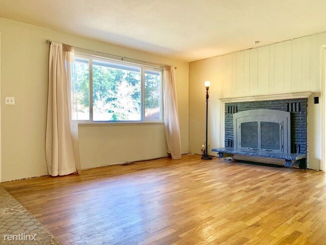 Building Photo - 3 br, 1 bath House - 15121 SE 41st Pl