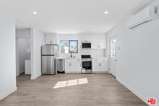 Foto del edificio - 1518 1/2 Stearns Dr