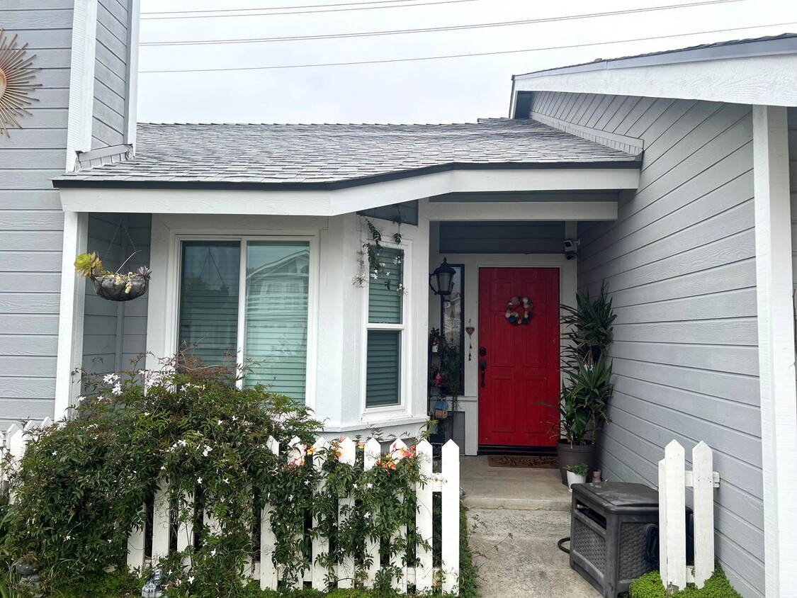 Building Photo - Quaint Home in Quiet East Ventura Neighbor...