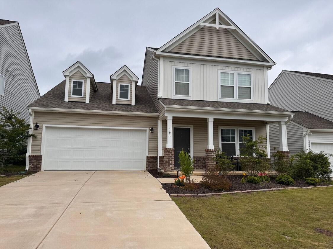 Primary Photo - 4BR 2.5Bath Beauty in High Point