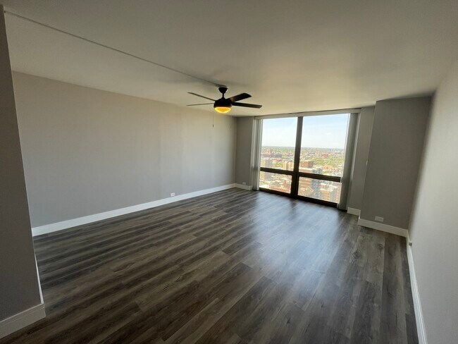 Building Photo - 2650 N Lakeview Ave