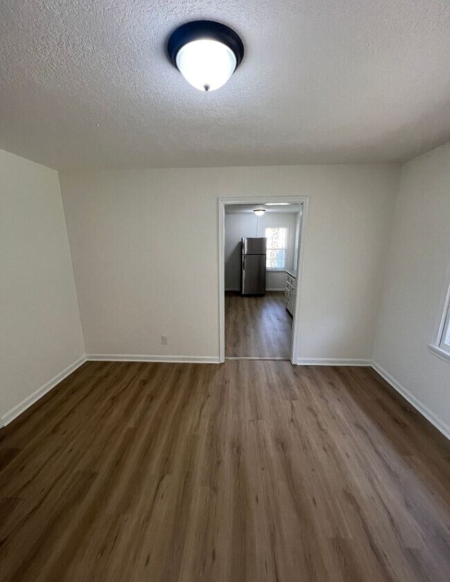 Foto del edificio - Spacious 4-Bedroom Home with Finished Base...