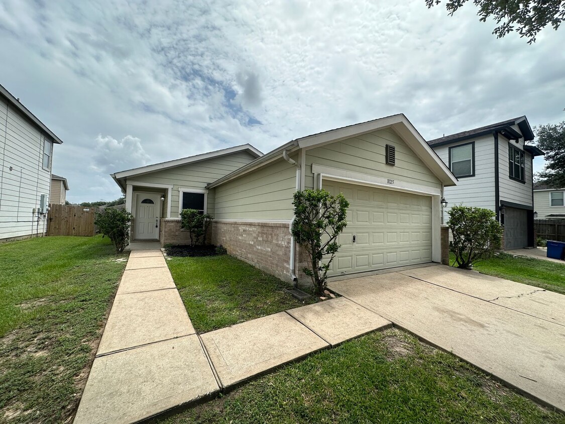 Primary Photo - For Lease | 3 Bed, 2 Bath | 1,426 Sq Ft | ...