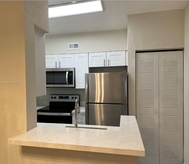 Building Photo - 2811 N Oakland Forest Dr