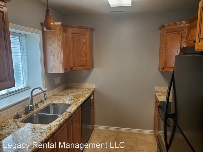 Building Photo - 2 br, 1 bath House - 215 W Center St. #7
