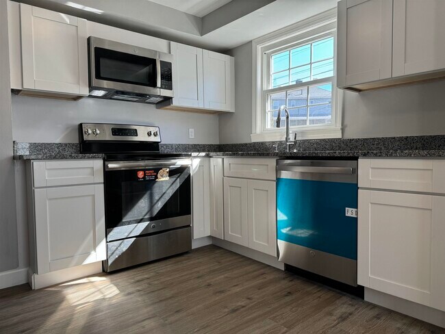 Building Photo - 1567 Paule Ave