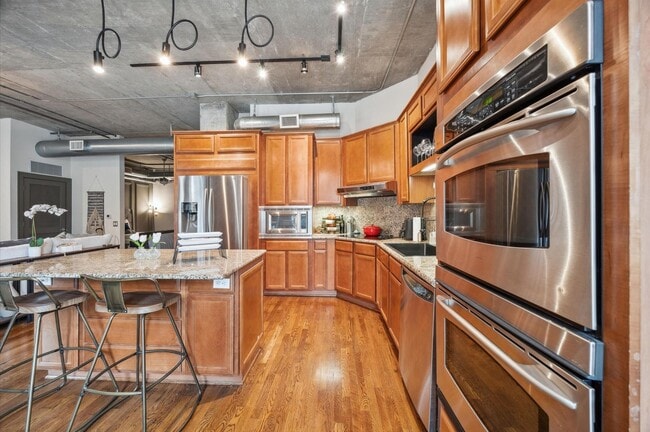 Building Photo - 1616 Fountain View Dr