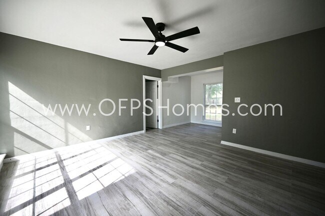 Building Photo - 131 Adkinson Dr