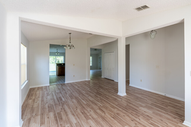 Building Photo - 1830 Hollow Glen Dr