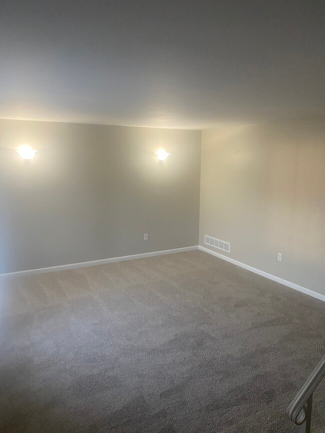 Large main bedroom - 16 Pine Dr