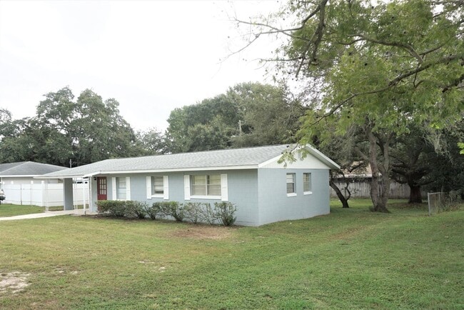 Building Photo - Modest  Oldie but Goodie Clermont 3/2 Home