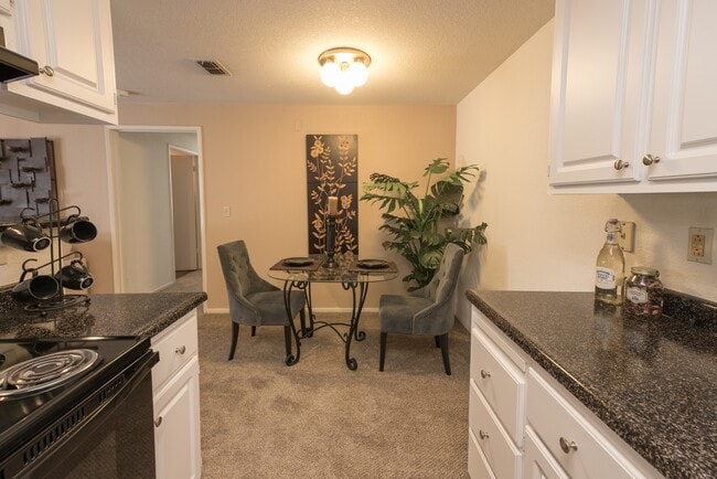Versailles 1x1 625 sq. ft. - Bishop's Court Apartments