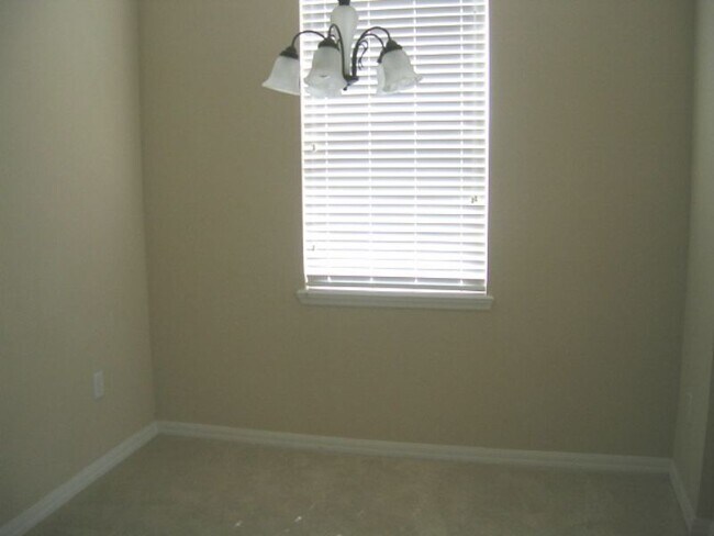 Foto del edificio - Freshly Painted 3-Bedroom Townhome with Garage and Driveway Parking, in St. Cloud, Florida