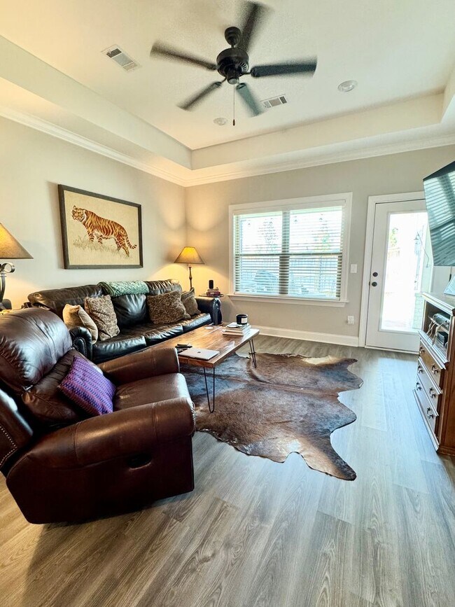 Foto del edificio - Townhome Available Soon!
