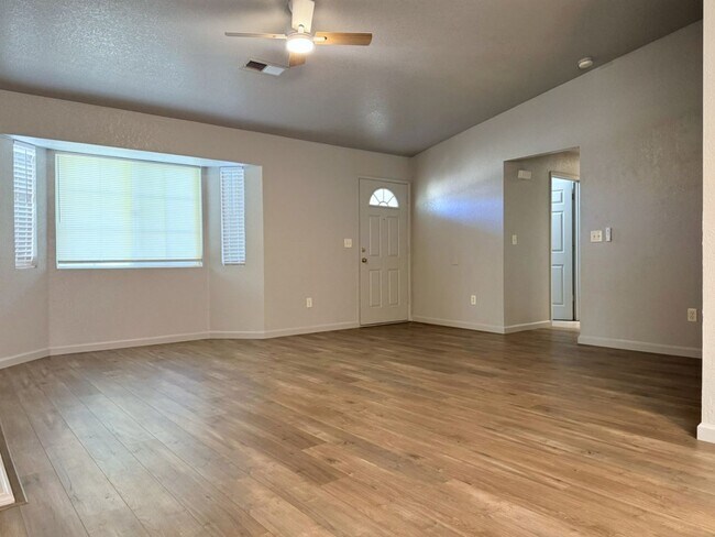 Foto del edificio - 4/2 with open floor plan Available NOW!!