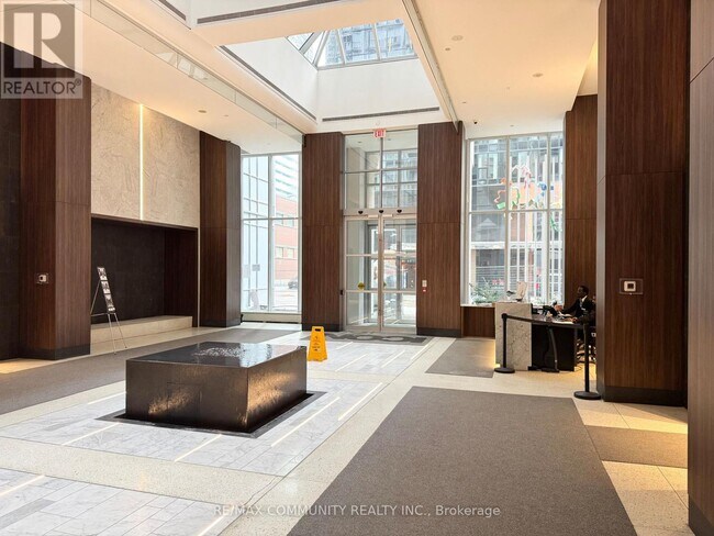 Photo du bâtiment - 250 Wellington St W